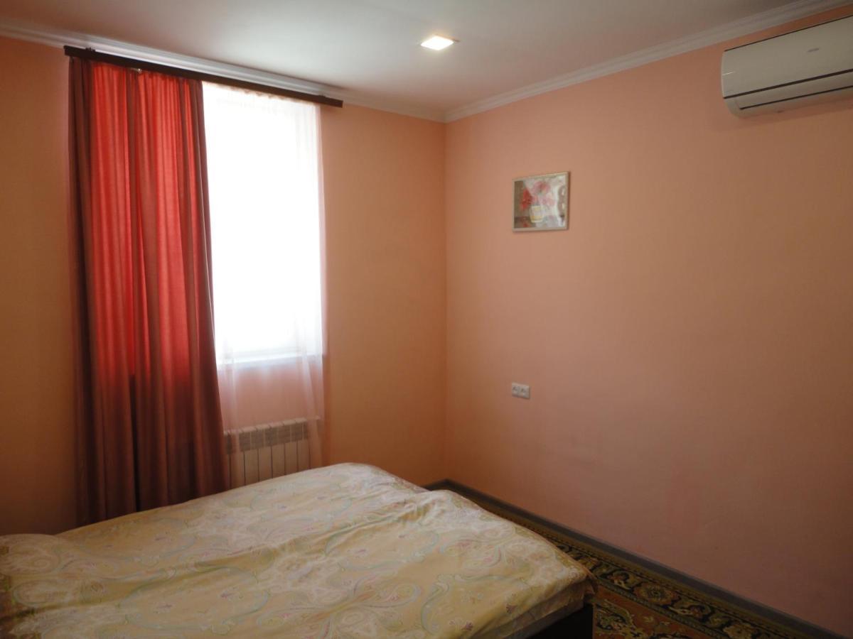 Like Home Guesthouse & Tours Jerevan Exteriör bild