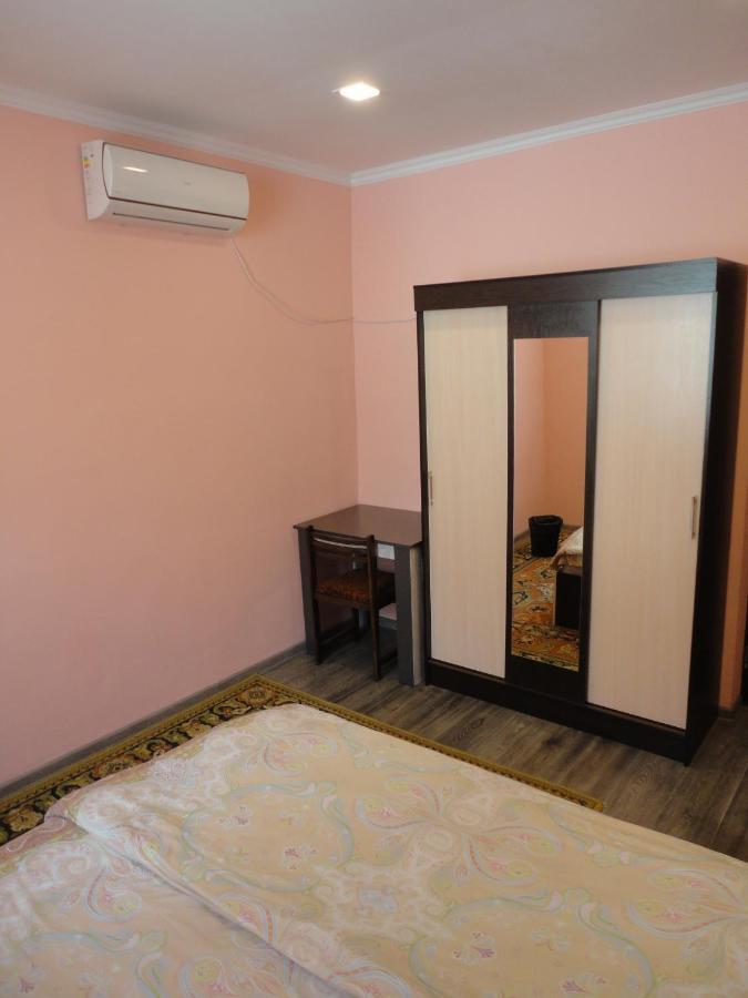 Like Home Guesthouse & Tours Jerevan Exteriör bild