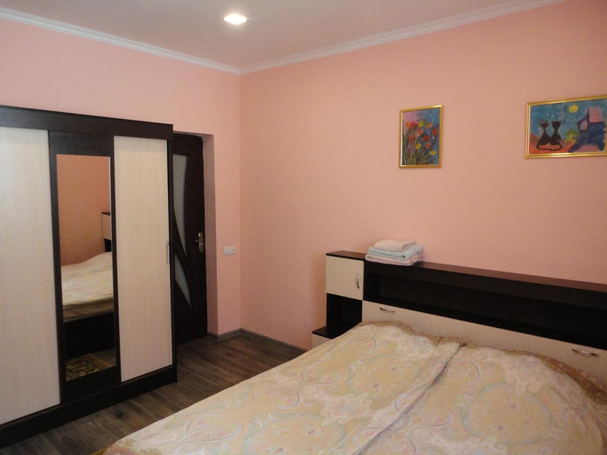 Like Home Guesthouse & Tours Jerevan Exteriör bild