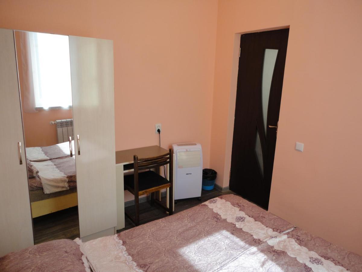 Like Home Guesthouse & Tours Jerevan Exteriör bild