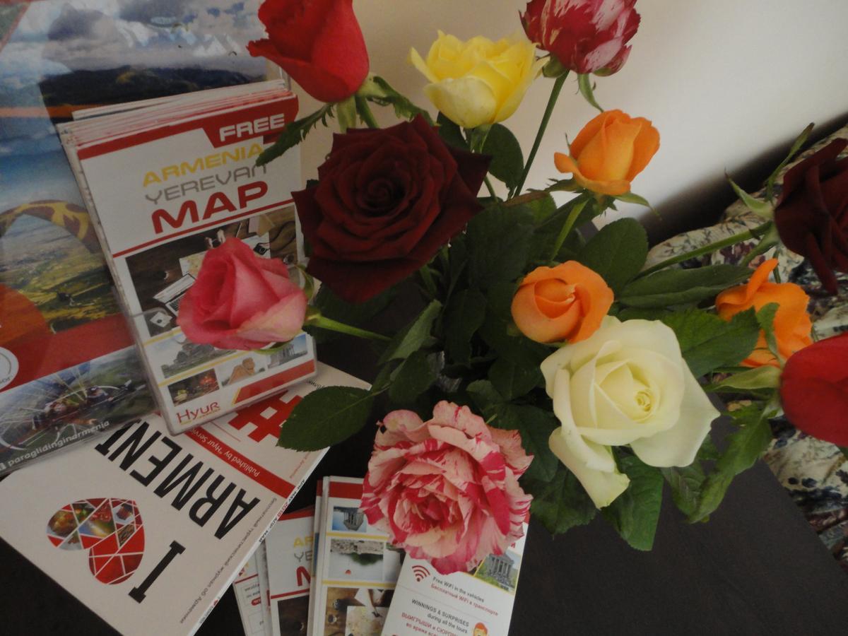 Like Home Guesthouse & Tours Jerevan Exteriör bild