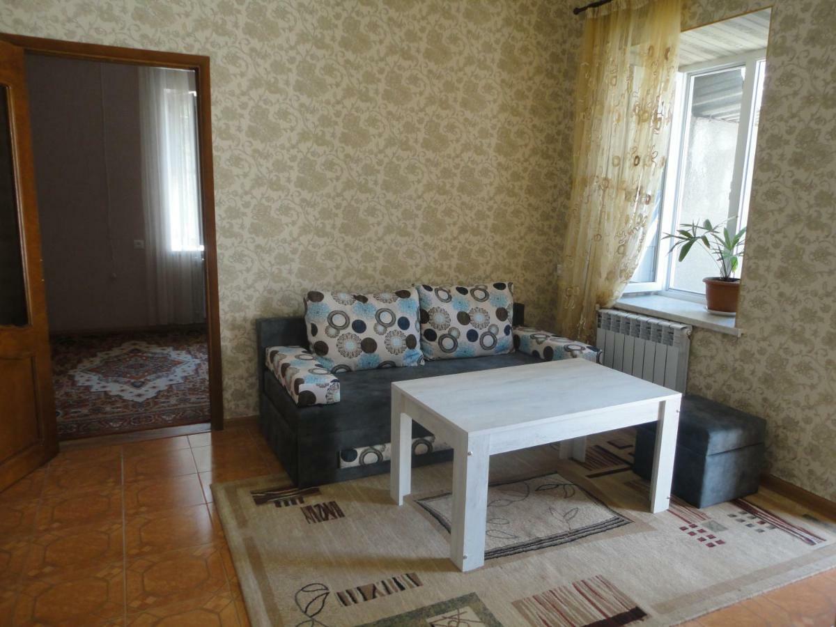 Like Home Guesthouse & Tours Jerevan Exteriör bild